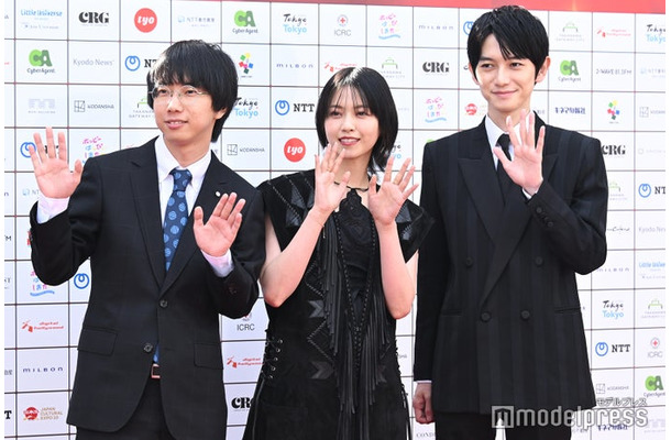 「ショートショート フィルムフェスティバル ＆ アジア 2025」レッドカーペットセレモニーに出席した西山将貴監督、西野七瀬、本郷奏多（C）モデルプレス