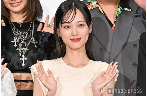 ロングの山下美月（C）モデルプレス