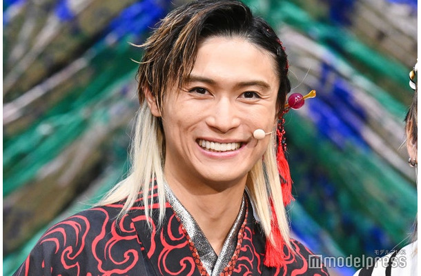 笑顔の橋本良亮(C)モデルプレス