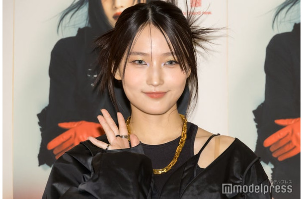 囲み取材に応じた鞘師里保（C）モデルプレス