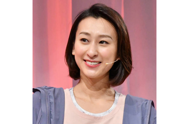 浅田舞、美デコルテを大胆に見せたドレスSHOTにファン釘付け「セクシー」「オーラを感じます」