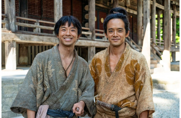 仲野太賀、池松壮亮（C）NHK