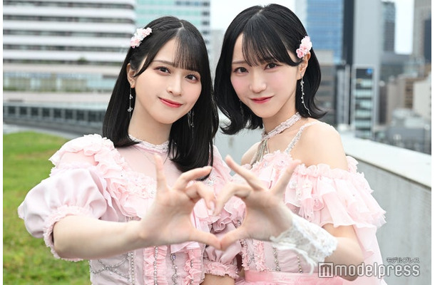 モデルプレスのインタビューに応じた佐々木舞香、野口衣織（C）モデルプレス