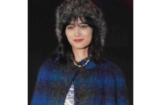 山下美月、海外でも“ポケカ”！にこにこ笑顔SHOTに「喜んでる顔が愛おしい」「楽しそう」の声