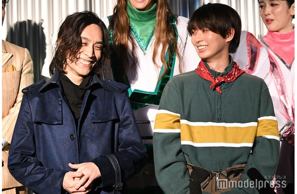 黙っている井上瑞稀を恐れている平間壮一／全員に挨拶する瞬間を狙い定めていた井上瑞稀（C）モデルプレス