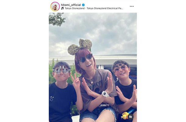 hitomi、息子たちとパシャリ！家族でディズニーSHOTに反響「アクティブで素敵ママさん」「幸せな時間ですね」