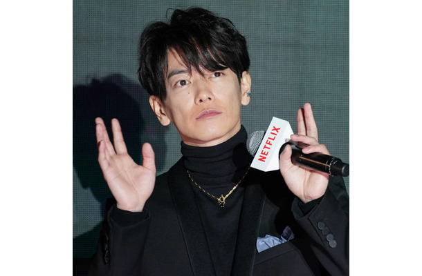 佐藤健、横顔の美しさ際立つ運転SHOTにファン悶絶「彼氏感たっぷり」「ドライブデートしてるみたい」