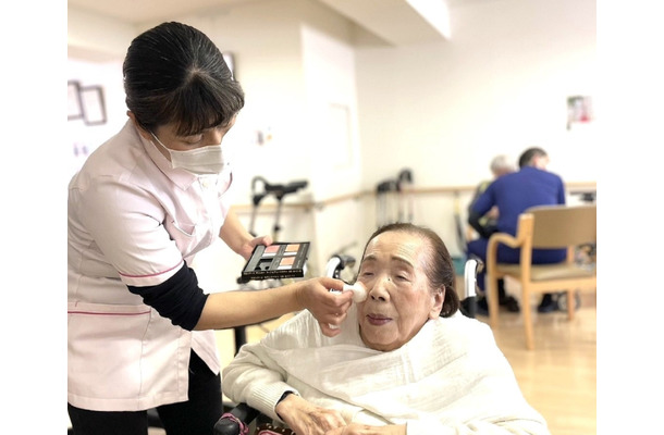 注目の「介護美容」なぜ人気？「徘徊がなくなった」「病気の早期発見」たかがメイクの範疇では全くないそのパワー