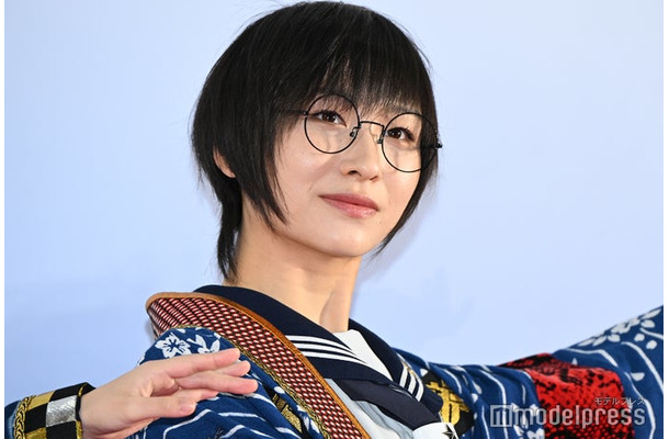 メガネ姿のSUZUKA（C）モデルプレス
