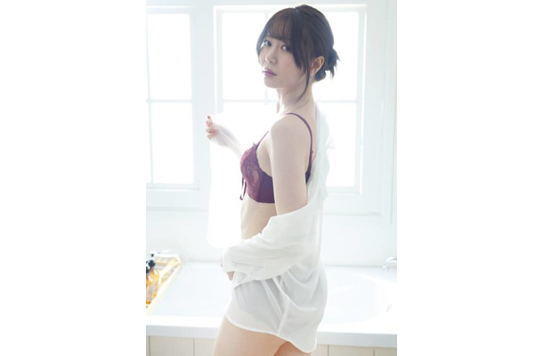 プロ雀士・東城りお、ほっそり美ボディ際立つ肌見せSHOT披露！初のフォトエッセイで人生を振り返る