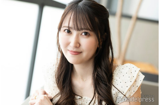 モデルプレスのインタビューに応じた辻本菜々子（C）モデルプレス