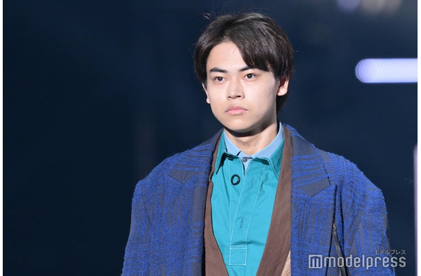 黒髪の菅生新樹（C）モデルプレス