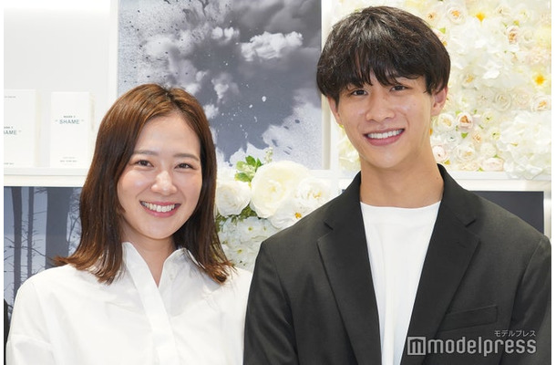 イベントに出席した西山真央、中道理央也(C)モデルプレス