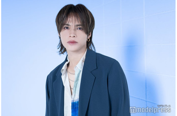 モデルプレスのインタビューに応じた上田竜也(C)モデルプレス