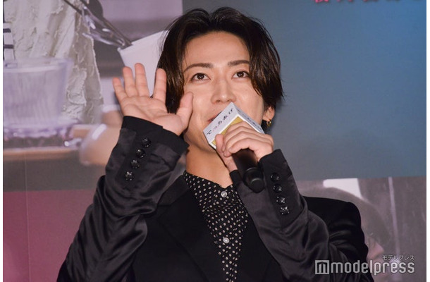 ライブビューイングを見ている人にもファンサービスを欠かさない亀梨和也（C）モデルプレス