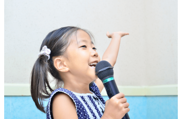 リビングで喧嘩する祖父母　すると、孫が歌謡曲を歌い始め…→「上手い」「ほっこりした」