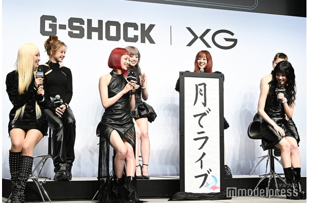HINATAが書いた達筆な短冊をお披露目するXG（C）モデルプレス