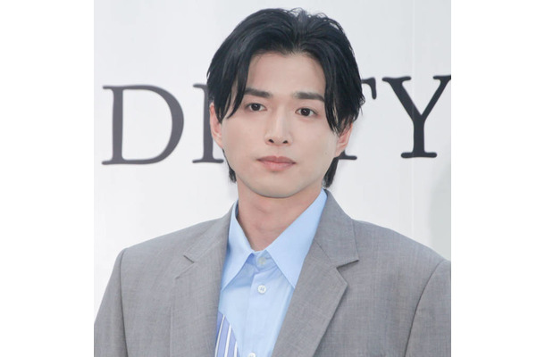 白洲迅、オフ感あふれる寝癖の笑顔SHOTに「これは可愛い」「そんな姿が大好き」の声