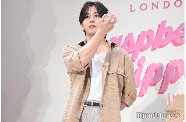 香水の重ね付けを体験し「僕すごいいい香りですよ。近づいてほしいくらい」と話した山田涼介（C）モデルプレス