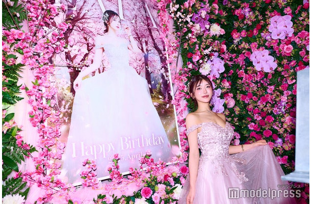 トップキャバ嬢・らら、初バースデーイベントに密着 桜装飾＆“キャバクラ界隈の有名客”こまちぃ氏にもインタビュー（C）モデルプレス