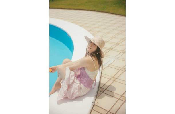 桜井日奈子、ほっそり美肩＆背中披露の肌見せSHOTに釘付け！かわいさと大人っぽさで魅せる