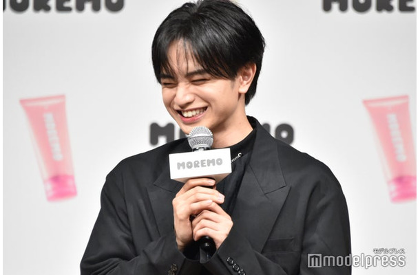 嘘がバレて照れ笑いする中島健人(C)モデルプレス