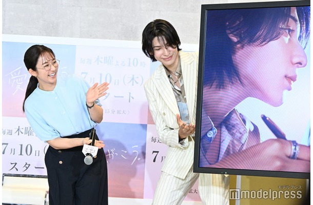 退場際に自分をアピールするラウール（右）、ラウールに乗っかり一緒にアピールする木村文乃（左）（C）モデルプレス