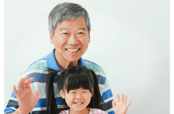 60代の祖父が大好きな孫　祖父の帰宅を阻む孫の行動に…→「みんなが爆笑」「成長は早い」