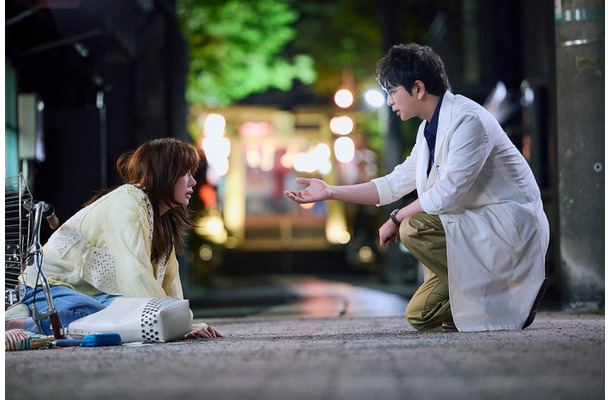 仲里依紗、松本潤「19番目のカルテ」第1話（C）TBSスパークル／TBS