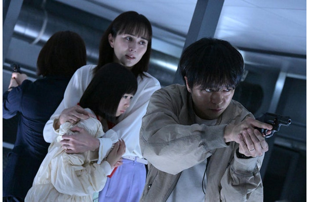 比嘉愛未、吉田帆乃華、櫻井翔「放送局占拠」第1話(C)日本テレビ