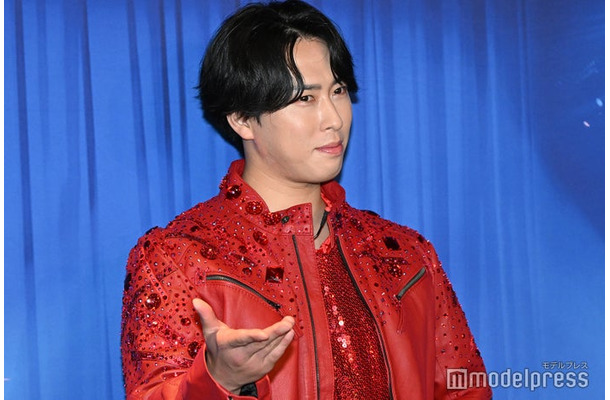 プリンセスを誘うポーズを求められる宮舘涼太（C）モデルプレス