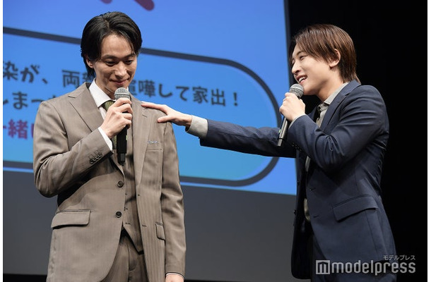 落ち込む先輩・戸塚祥太を励ます「恋人にしたいジュニア」3年連続1位の中村嶺亜（C）モデルプレス
