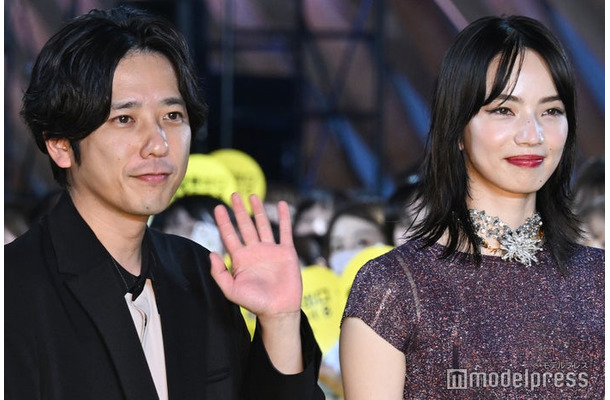 映画「８番出口」88ｍ無限ループカーペットアライバルに出席した二宮和也、小松菜奈（C）モデルプレス