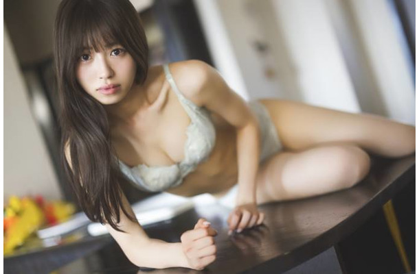 Peel the Apple浅原凜、ふっくら美谷間が眩しいビキニSHOT披露！1st写真集の新アザーカット公開