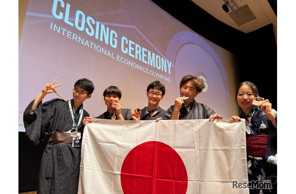 日本代表5名（左から小川さん、冨田さん、早川さん、増島さん、岡本さん）