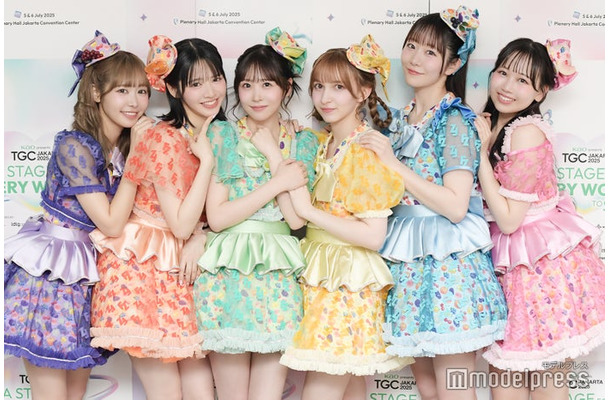 FRUITS ZIPPER（左から）仲川瑠夏、鎮西寿々歌、櫻井優衣、早瀬ノエル、真中まな、松本かれん（C）モデルプレス