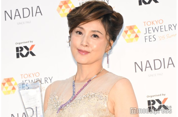 囲み取材に出席した藤原紀香（C）モデルプレス