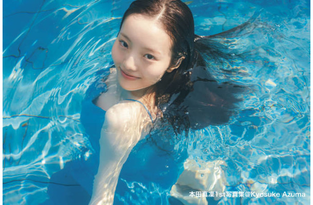 本田真凜、濡れ髪が美しいドレス姿のプールSHOTに釘付け！夏らしい装いでヘルシーボディを披露