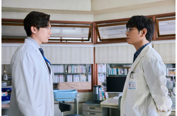 新田真剣佑、松本潤「19番目のカルテ」第3話（C）TBSスパークル／TBS（撮影：加藤春日）