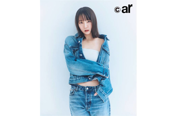 吉岡里帆、美しいデコルテ＆ほっそりお腹がチラリ！色っぽいデニムスタイルで魅せる