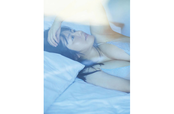 磯山さやか、ふっくら美バスト際立つ寝転びSHOT披露！モーテルで“オトナの魅力”を存分に発揮