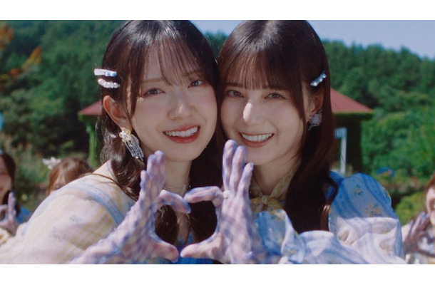 金村美玖、小坂菜緒／日向坂46「お願いバッハ！」MVより