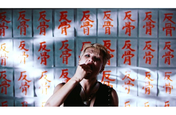 ONE OR EIGHT「Young ＆ Reckless」MVカット（提供写真）