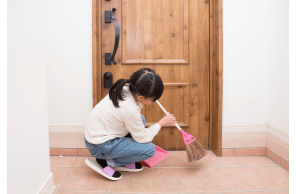 祖母の家にきた小2の孫…朝から玄関掃除している理由と聞くと⇒祖母思いな発言に「心が温かい」