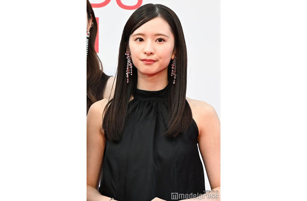 乃木坂46菅原咲月、ミニスカ×パーマで新たな魅力解放「いつもと違う表情が素敵」「キュンとした」の声