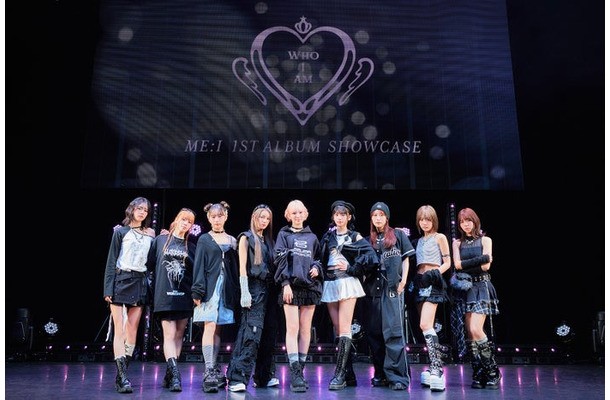 （左から）KOKONA、AYANE、KEIKO、MIU、SUZU、RINON、MOMONA、SHIZUKU、TSUZUMI「ME:I 1ST ALBUM『WHO I AM』リリース記念SHOWCASE」（C）LAPONE GIRLS