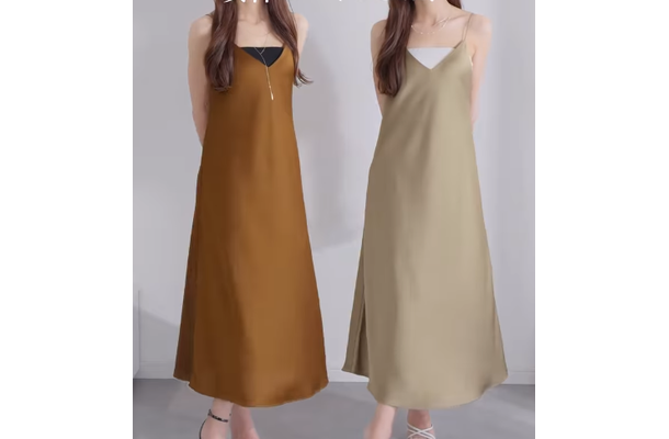 【ユニクロ】深みカラーのとろみワンピ。秋まで映えるキレイめサテンは今が買い【40代の毎日コーデ】