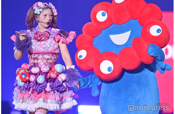 しなこ、ミャクミャク(C)モデルプレス