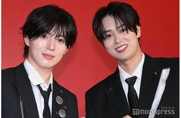 囲み取材に応じた西山智樹、前田大輔（C）モデルプレス