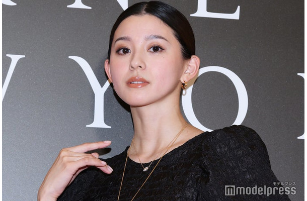 「バーニーズ ニューヨーク銀座本店 リニューアル記念イベント」に出席した朝比奈彩（C）モデルプレス